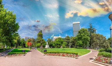 Gün batımında Sydney. Güzel bir Hyde Park manzarası