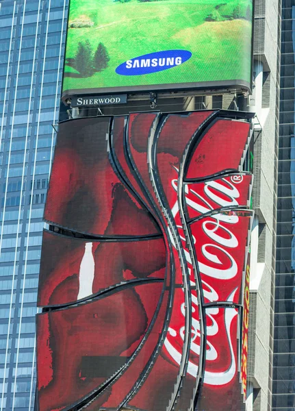 NUEVA YORK CITY - JUNIO 2013: Times Square en Midtown. Nueva York att —  Fotos de Stock