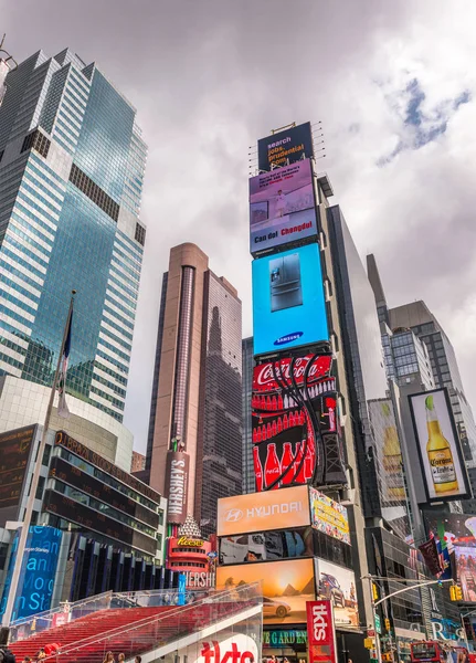 НЬЮ-ЙОРК - ИЮНЬ 2013: Таймс-сквер в центре города. Нью-Йорк — стоковое фото