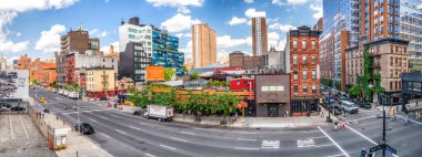 New York City - Haziran 2013: Turistler ve yerliler boyunca yüksek hat r