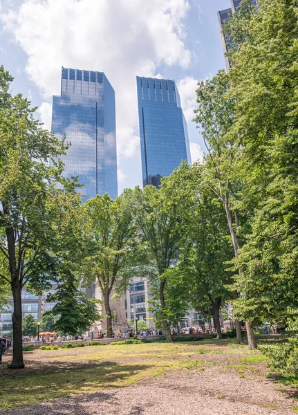 NEW YORK CITY - JUIN 2015 : Touristes à Central Park. La ville à — Photo