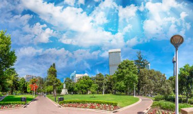 Gün batımında Sydney. Güzel bir Hyde Park manzarası