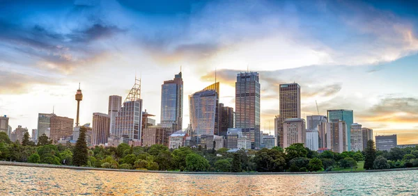 Sydney paysage urbain panoramique au coucher du soleil, NSW, Australie — Photo