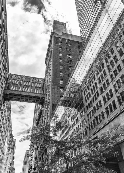 НЬЮ-ЙОРК - ИЮНЬ 2013: Небоскребы в центре Манхэттена. New Y — стоковое фото