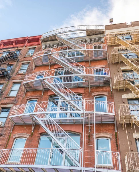 Edificios clásicos de East Village, Manhattan, Nueva York - Estados Unidos —  Fotos de Stock