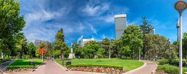 Sydney o zachodzie słońca. Piękny widok na Hyde Park — Zdjęcie stockowe