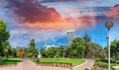 Gün batımında Sydney. Güzel bir Hyde Park manzarası