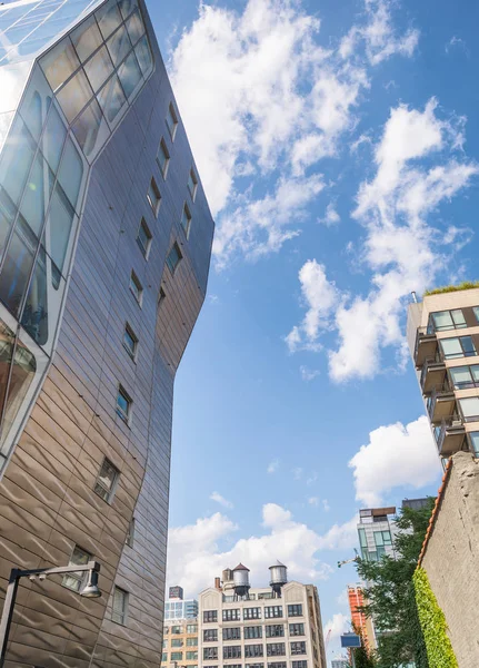 NEW YORK CITY - JUNE 2013: High Line and city buildings. New Yor — Stock Photo, Image