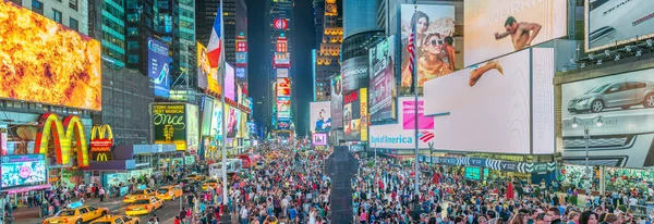 New york city - juni 2013: mal square adsat night. new york at — Stockfoto