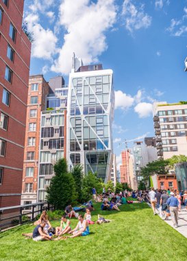 New York City - Haziran 2013: Yüksek hat ve şehir binaları. Yeni Yor