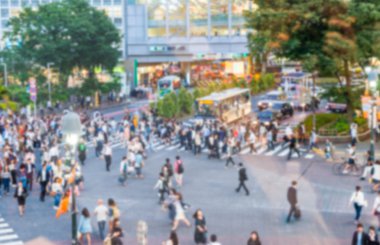 Tokyo - 1 Haziran 2016: Shibuya boyunca insanlar yürüyüş bulanık bakış 