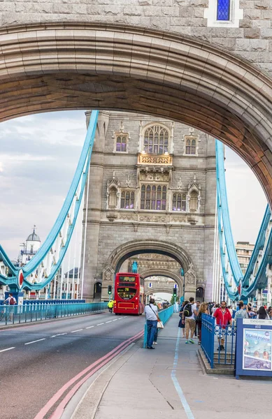 LONDRA - MAGGIO 2013: Autobus rosso lungo Tower Bridge. Londra attrae 3 — Foto Stock