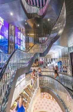 Londra - Mayıs 2013: Turist ziyaret Victoria Secret Dükkanı. Bu 