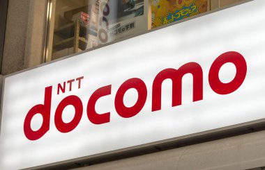 Osaka - 26 Mayıs 2016: Ntt Docomo telefon Dükkanı. Ünlü bir tele olduğunu