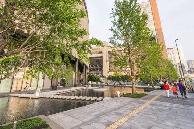 Osaka, Japonya - Mayıs 2016: Osaka manzarası gün batımında. Osaka çekiyor