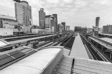 Osaka, Japonya - Mayıs 2016: Osaka manzarası gün batımında. Osaka çekiyor
