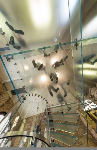 Londen - mei 2013: Toeristen bezoek Apple Store. Dit is een grote s — Stockfoto