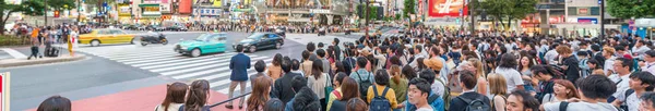 与 pe 的涩谷十字路口东京-2016 年 6 月 1 日︰ 全景 — 图库照片