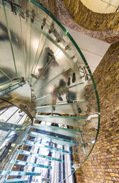 Blick von oben auf Menschen, die sich entlang moderner Treppen bewegen — Stockfoto