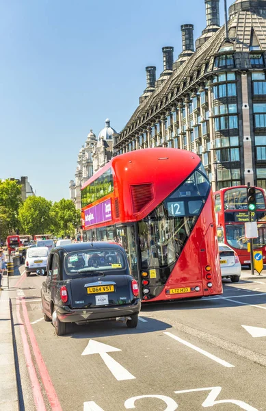 Londra - Mayıs 2013: Kırmızı Çift katlı otobüs şehrin sokaklarında boyunca. Lon — Stok fotoğraf