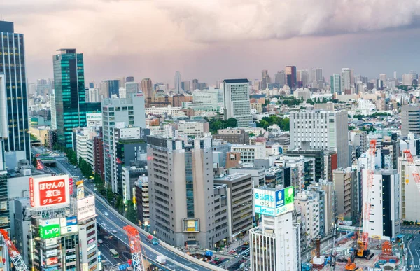 Tokyo - 1 juni 2016: Shibuya skyline och gatorna i solnedgången. Shi — Stockfoto