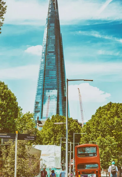 ЛОНДОН - Июнь 2013: Классический городской красный автобус вдоль городских улиц. Лон — стоковое фото