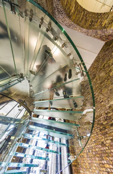 Nahoru pohled lidí nohy pohybující se mezi moderní schodiště — Stock fotografie