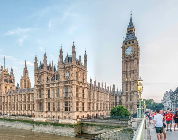 LONDRES - MAIO 2013: Turistas visitam o Palácio de Westminster. Londres att — Fotografia de Stock