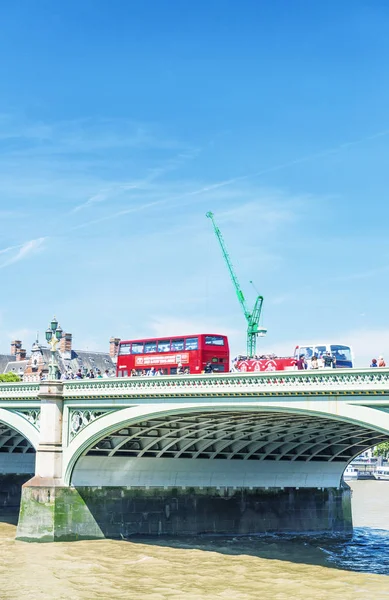 London - Mai 2013: roter Doppeldeckerbus auf den Straßen der Stadt. lon — Stockfoto
