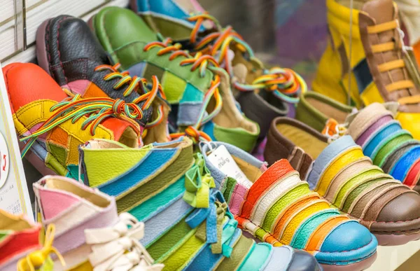 OSAKA - MAIO 26, 2016: A loja de sapatos coloridos Maling. É um f — Fotografia de Stock
