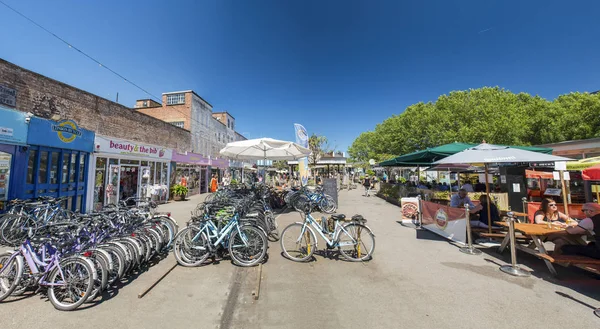 LONDRES - MAIO 2013: Turistas visitam o mercado da cidade em Southbank. Longo — Fotografia de Stock