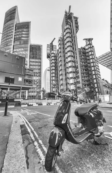 LONDON - MAY 2013: Old red motorbike in business district. Londo — Stock Photo, Image