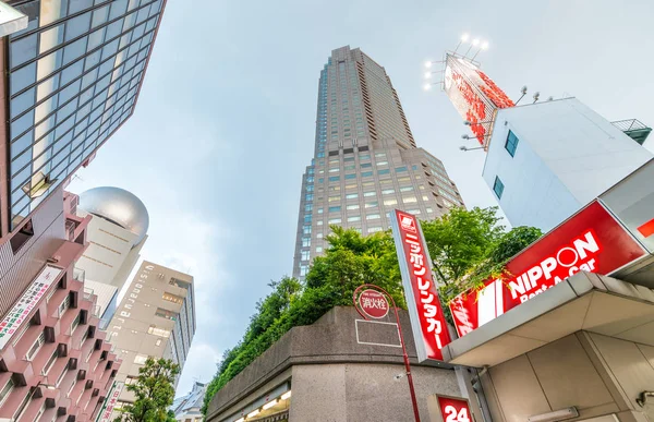 TOKYO - JUNHO 1, 2016: horizonte Shibuya e ruas ao pôr-do-sol. Shi... — Fotografia de Stock