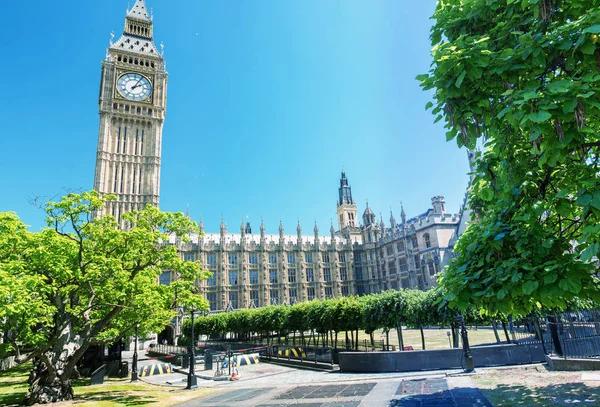 London - 2013 májusára: Turisták látogatnak Westminster palota. London att — Stock Fotó