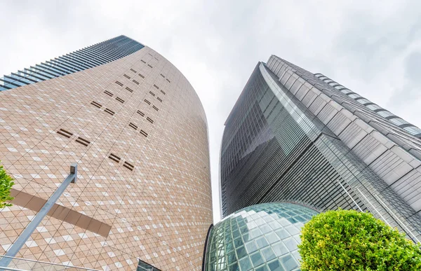 Osaka edificios modernos rodeados de árboles verdes, Japón — Foto de Stock