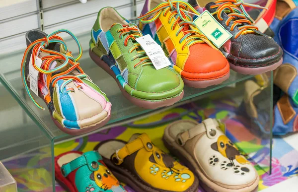 ओसाका 26 मई 2016: मलिंग रंगीन जूते की दुकान। यह एक च है — स्टॉक फ़ोटो, इमेज