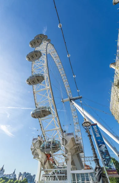 Londen - mei 2013: Beroemde London Eye reuzenrad langs rivier Th — Stockfoto