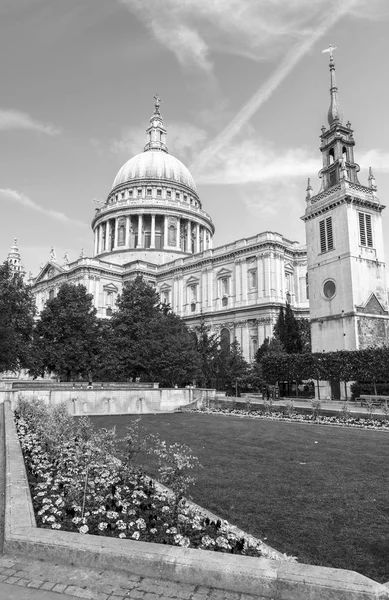 Londen - mei 2013: Toeristen bezoek de kathedraal van St Paul. Londen attr — Stockfoto