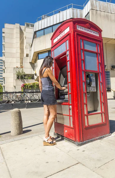 Belle femme à Londres cabine téléphonique rouge — Photo