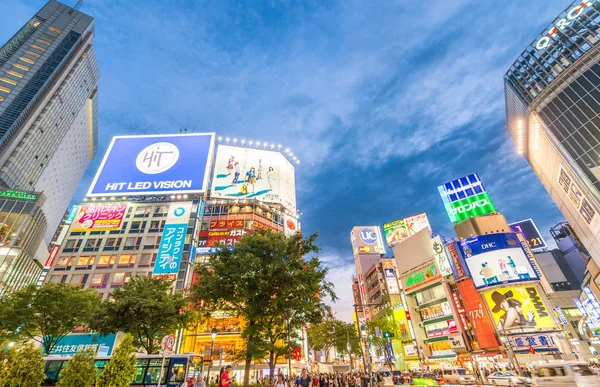 Tokyo - 1 juni 2016: Shibuya skyline en straten bij zonsondergang. Shi — Stockfoto