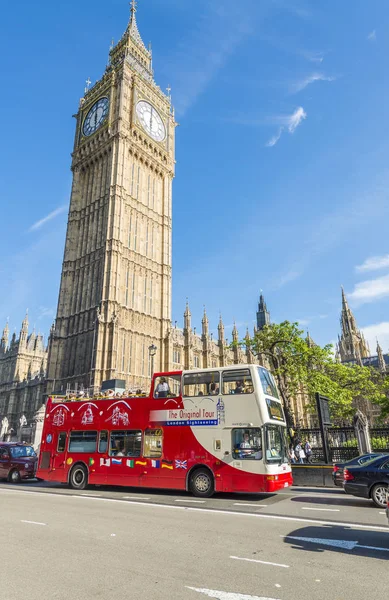 London - maj 2013: Röda dubbeldäckare buss längs stadens gator. Lon — Stockfoto