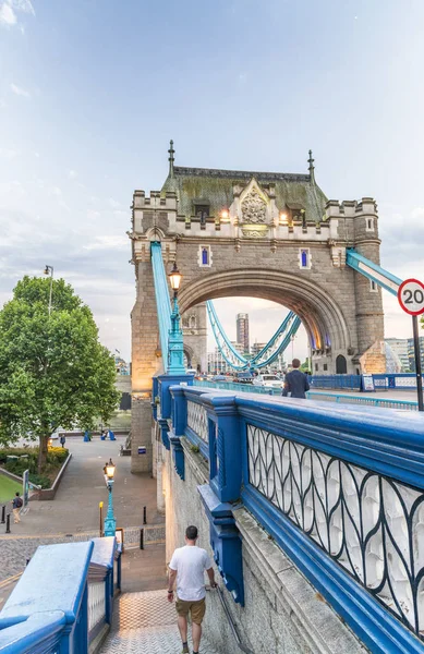 London - maj 2013: Turister nära Tower Bridge. London lockar 3 — Stockfoto