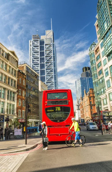 Londra - Mayıs 2013: Kırmızı Çift katlı otobüs şehrin sokaklarında boyunca. Lon — Stok fotoğraf