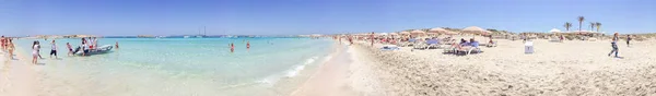 Formentera, Hiszpania - czerwca 2015: Turyści cieszyć się wspaniałe wyspy b — Zdjęcie stockowe