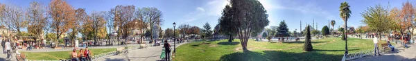 ISTANBUL - OCTUBRE 2014: Turistas en Sultanahmet. Attra de Estambul —  Fotos de Stock