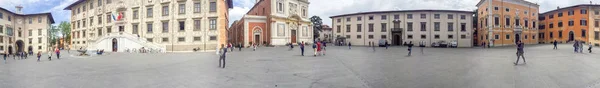 Pisa, Włochy - kwietnia 2015: Turystów wzdłuż Rycerzy Square, Panorama — Zdjęcie stockowe