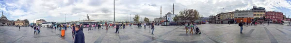 ISTANBUL - OCTOBER 2014: Tourists in Sultanahmet. Istanbul attra — Stock Photo, Image