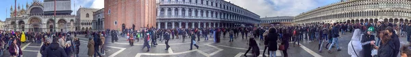 VENICE, ITALY - FEBRUARY 2015: Tourists in St Mark Square, panor — Stock Photo, Image