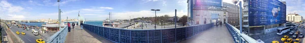 ISTANBUL - OUTUBRO 2014: Turistas desfrutam de vista da cidade a partir de uma ponte . — Fotografia de Stock