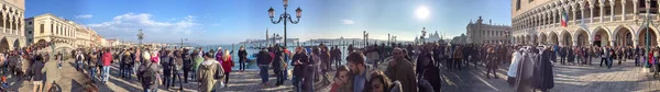 Βενετία, Ιταλία - Φεβρουάριος 2015: Τουρίστες στην πλατεία του Αγίου Μάρκου, panor — Φωτογραφία Αρχείου